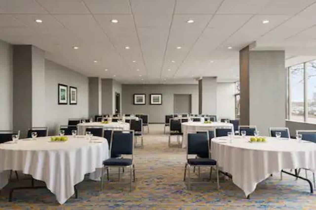 Embassy Suites By Hilton Toronto Airport Экстерьер фото