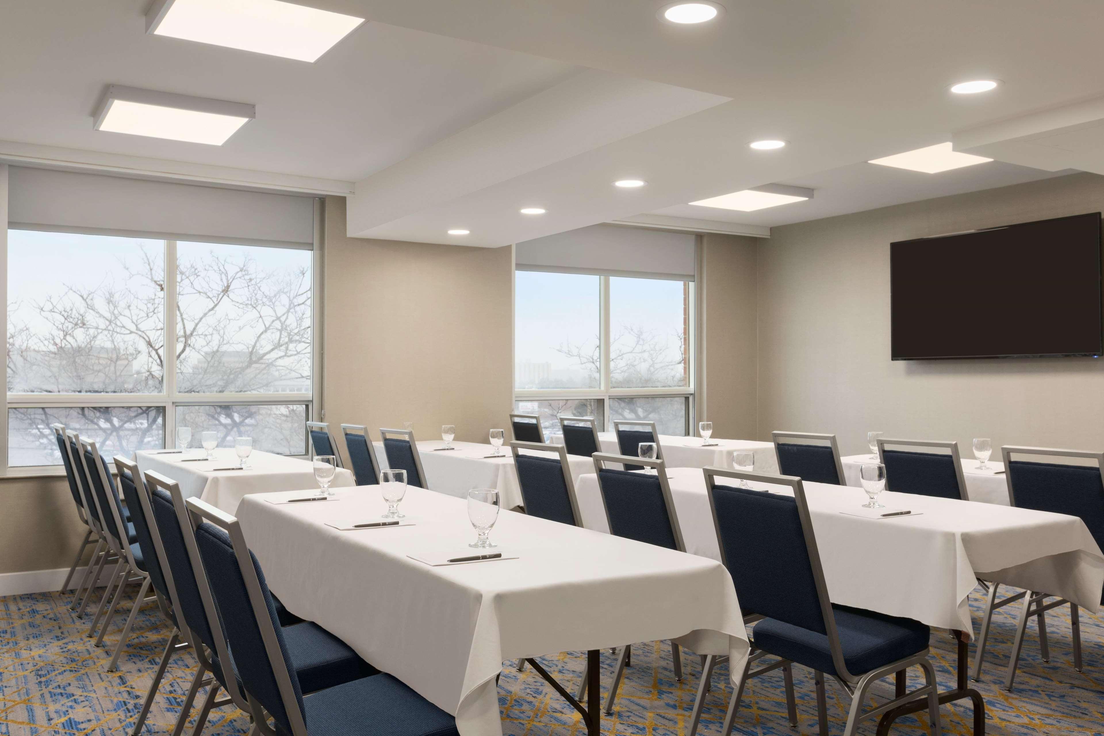 Embassy Suites By Hilton Toronto Airport Экстерьер фото