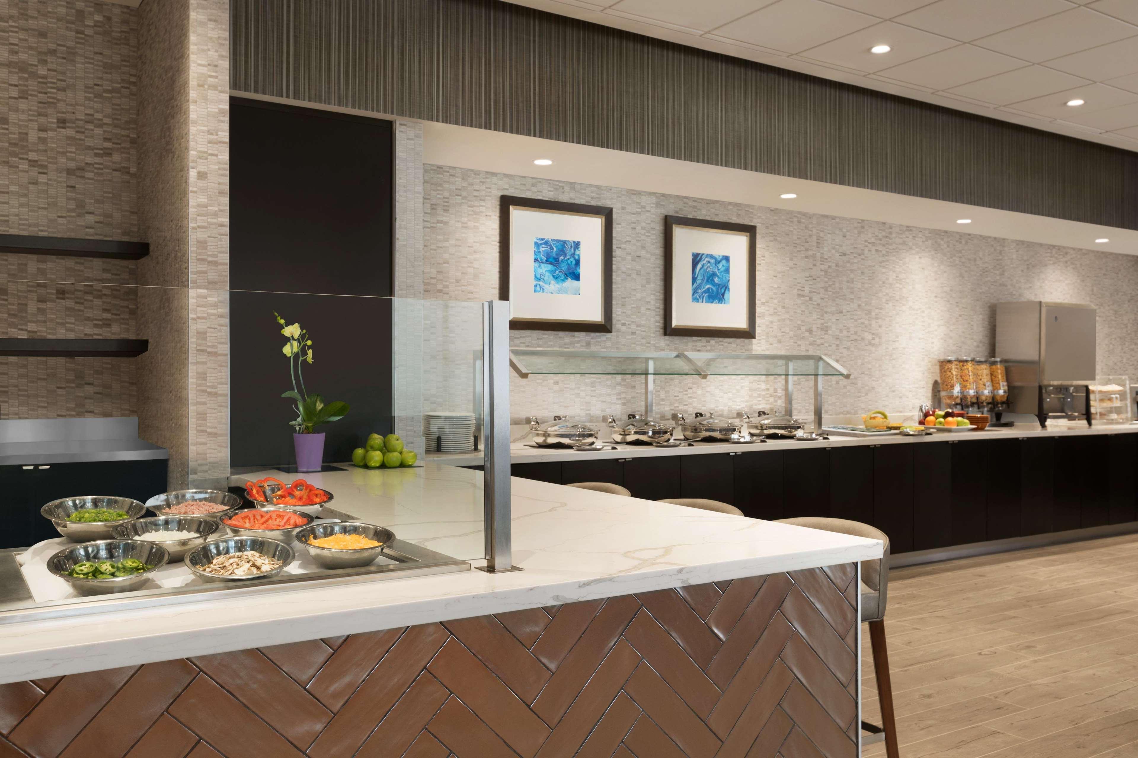Embassy Suites By Hilton Toronto Airport Экстерьер фото