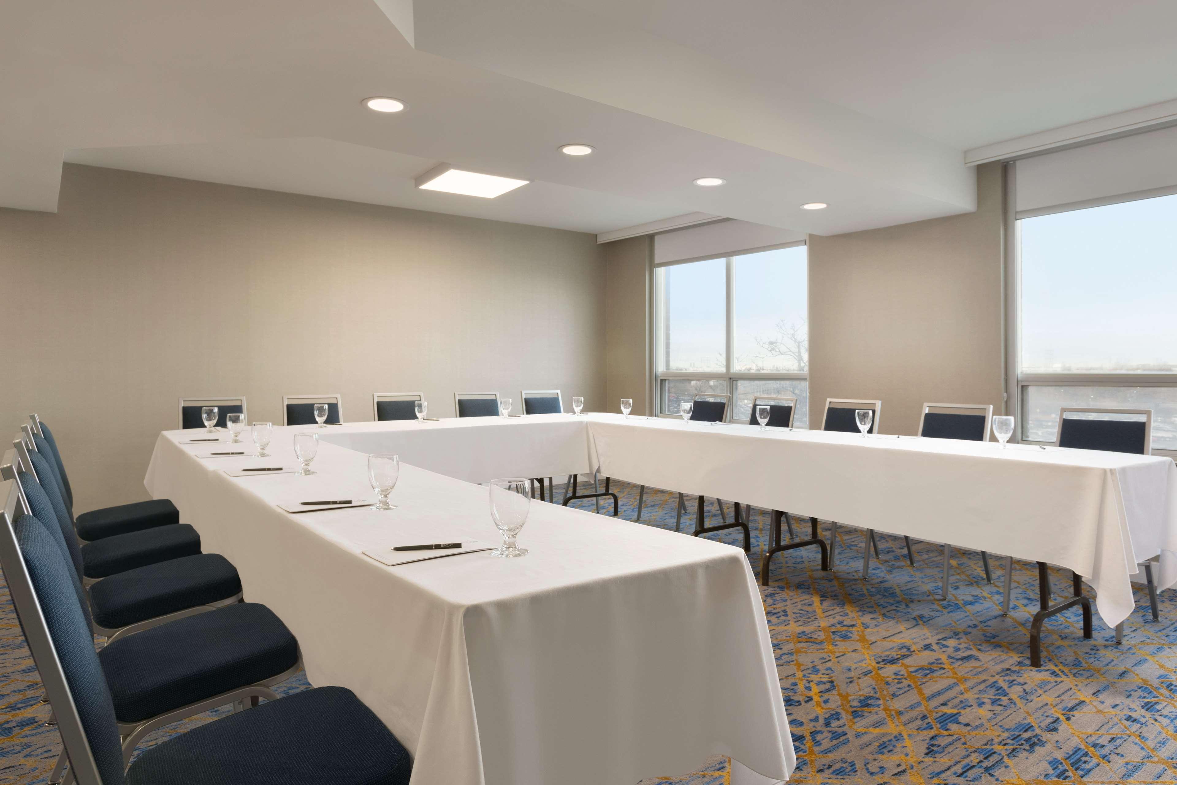 Embassy Suites By Hilton Toronto Airport Экстерьер фото