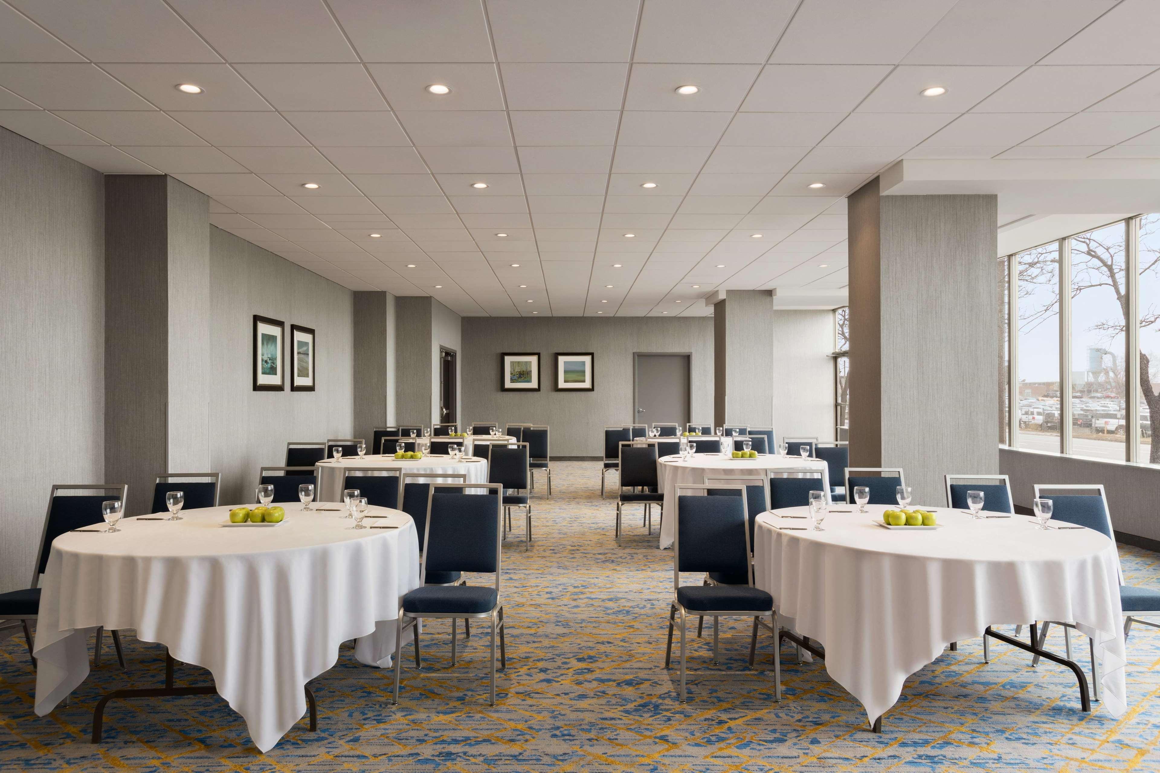 Embassy Suites By Hilton Toronto Airport Экстерьер фото
