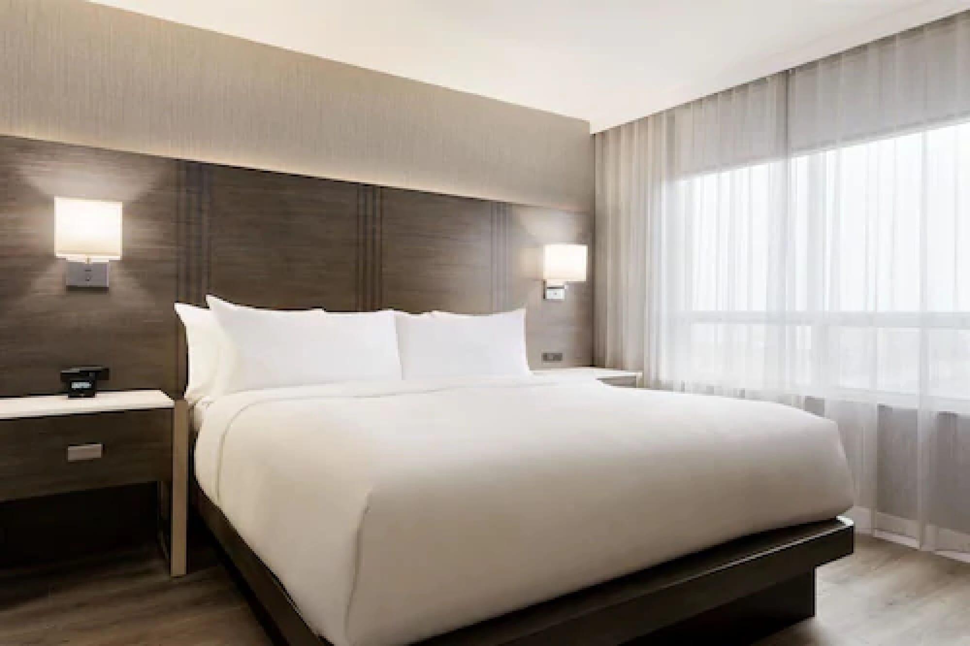 Embassy Suites By Hilton Toronto Airport Экстерьер фото
