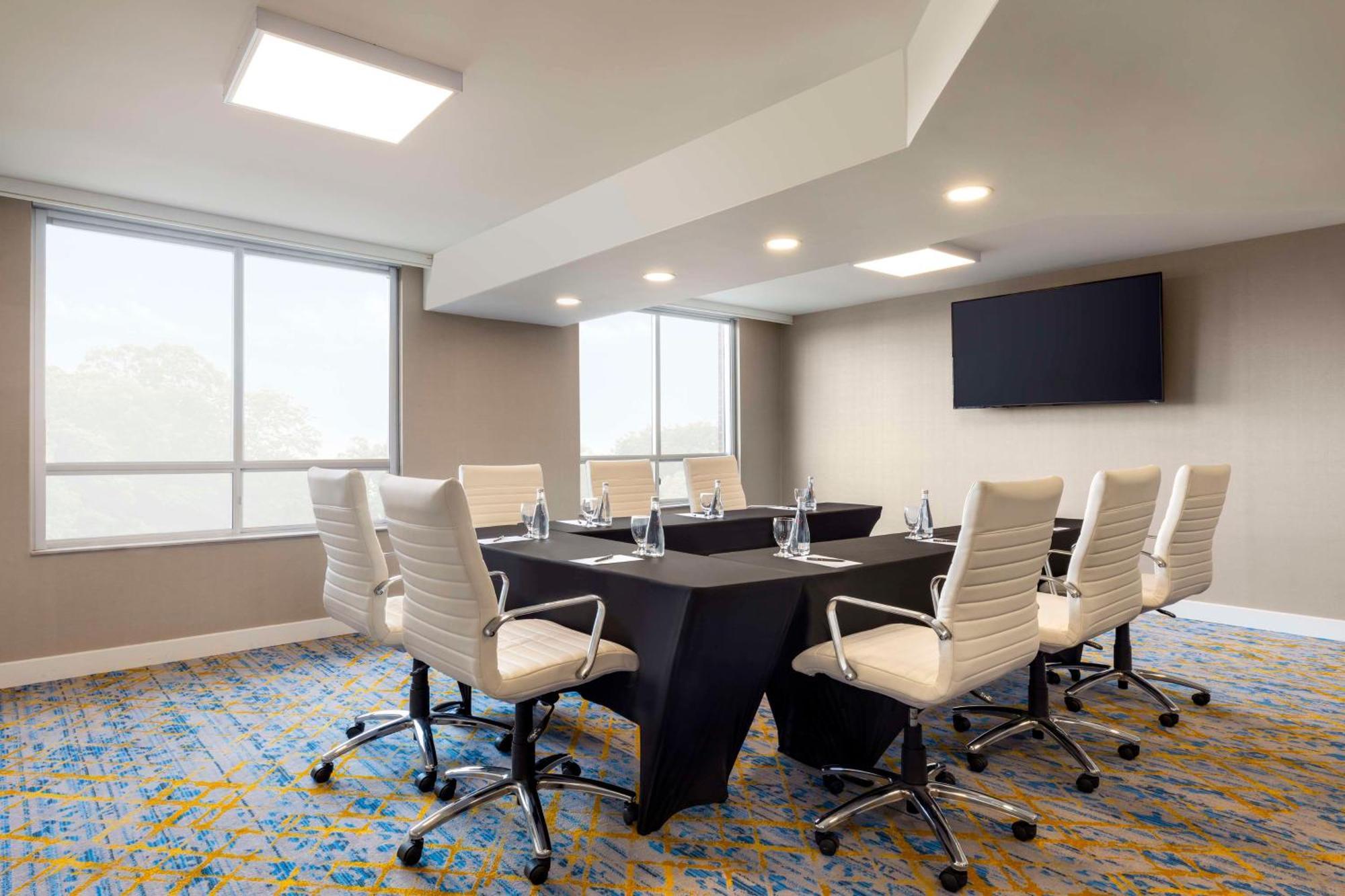 Embassy Suites By Hilton Toronto Airport Экстерьер фото