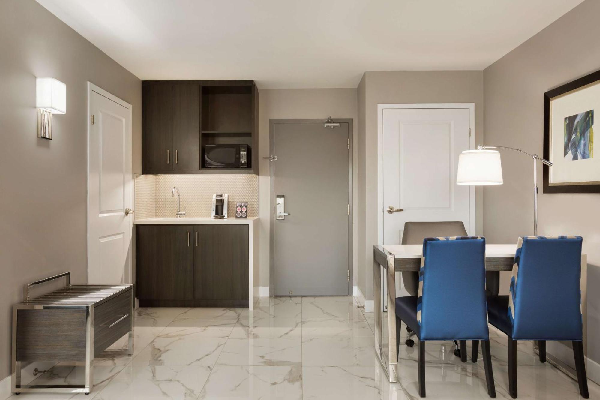 Embassy Suites By Hilton Toronto Airport Экстерьер фото