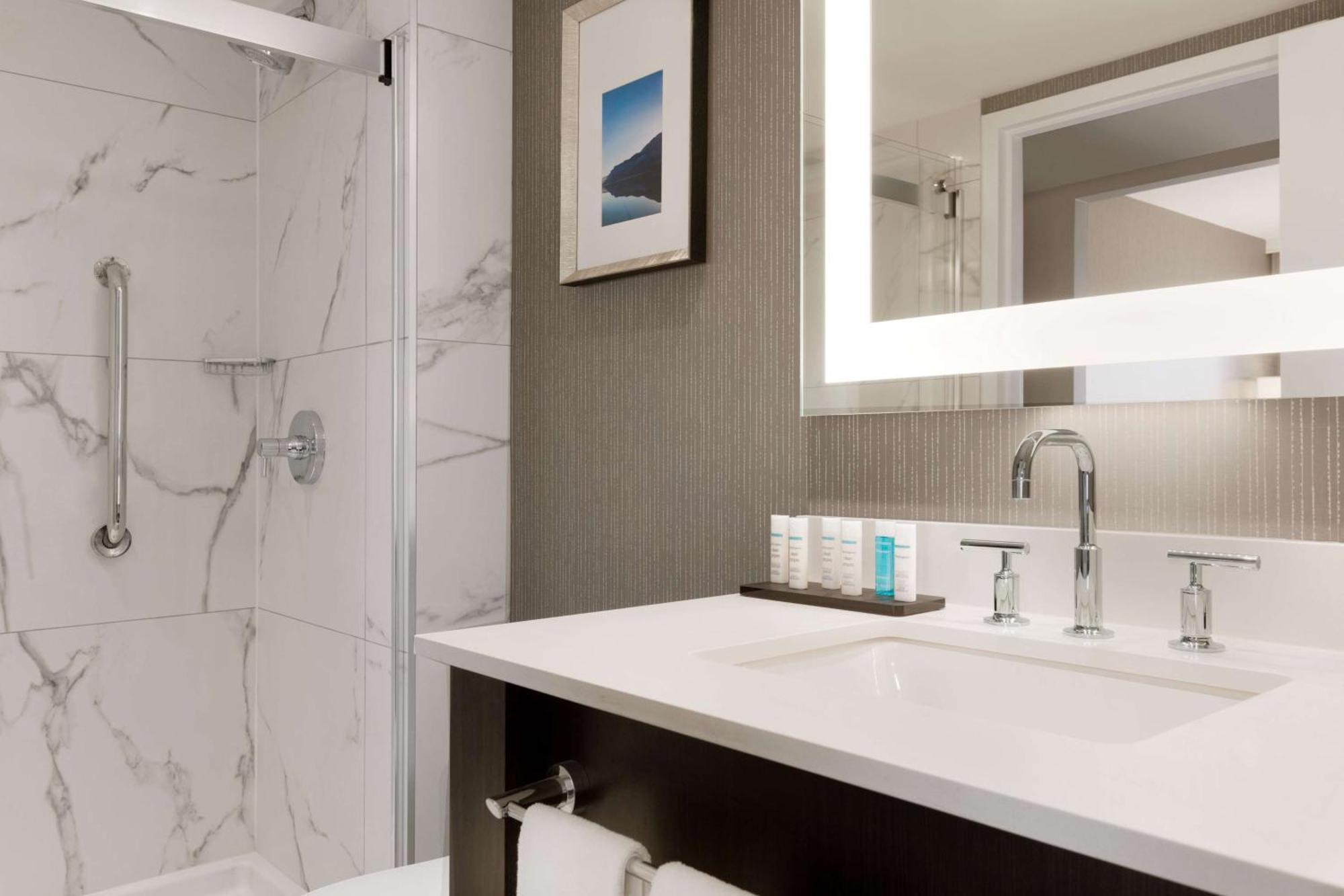 Embassy Suites By Hilton Toronto Airport Экстерьер фото