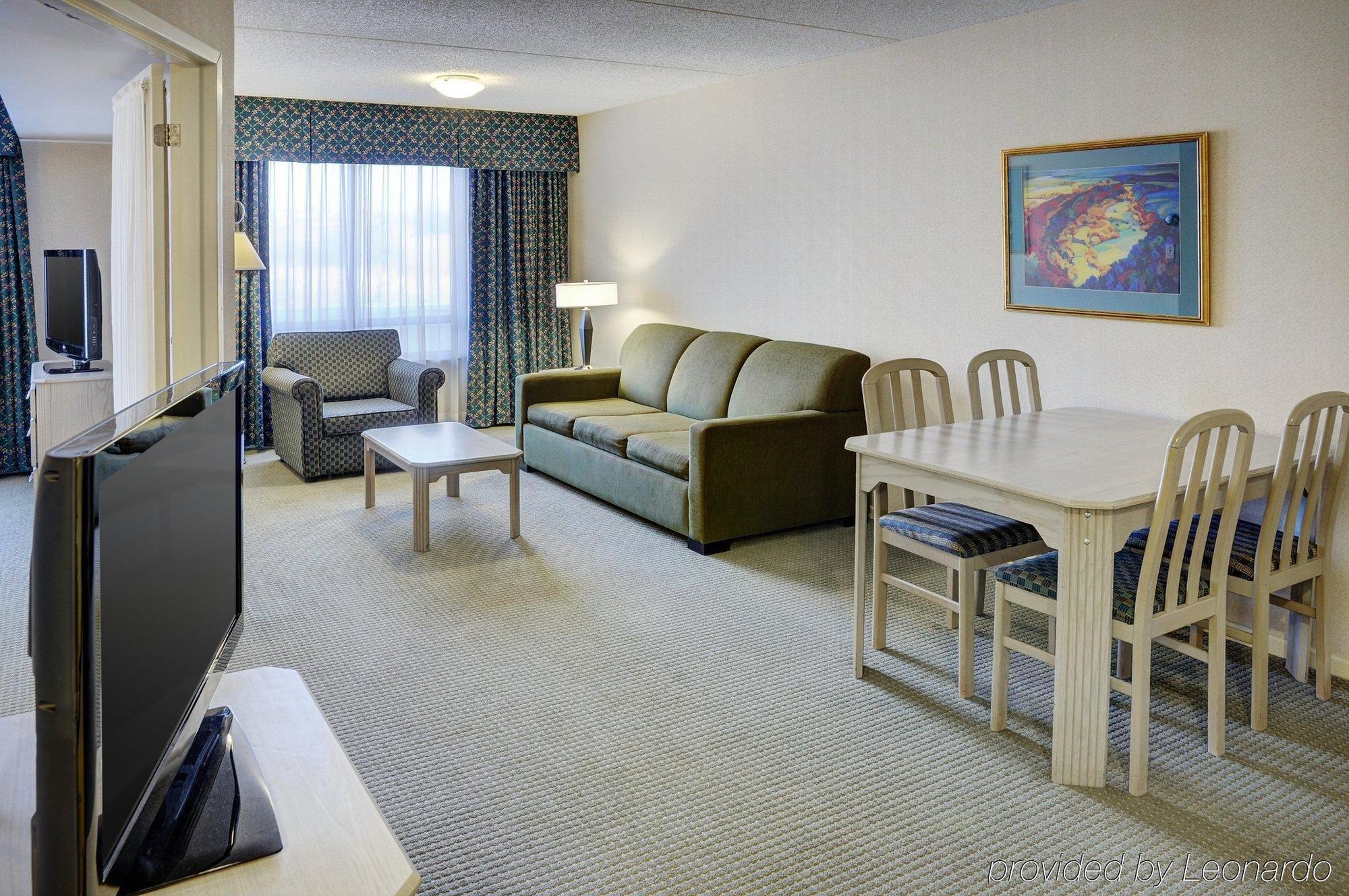 Embassy Suites By Hilton Toronto Airport Номер фото