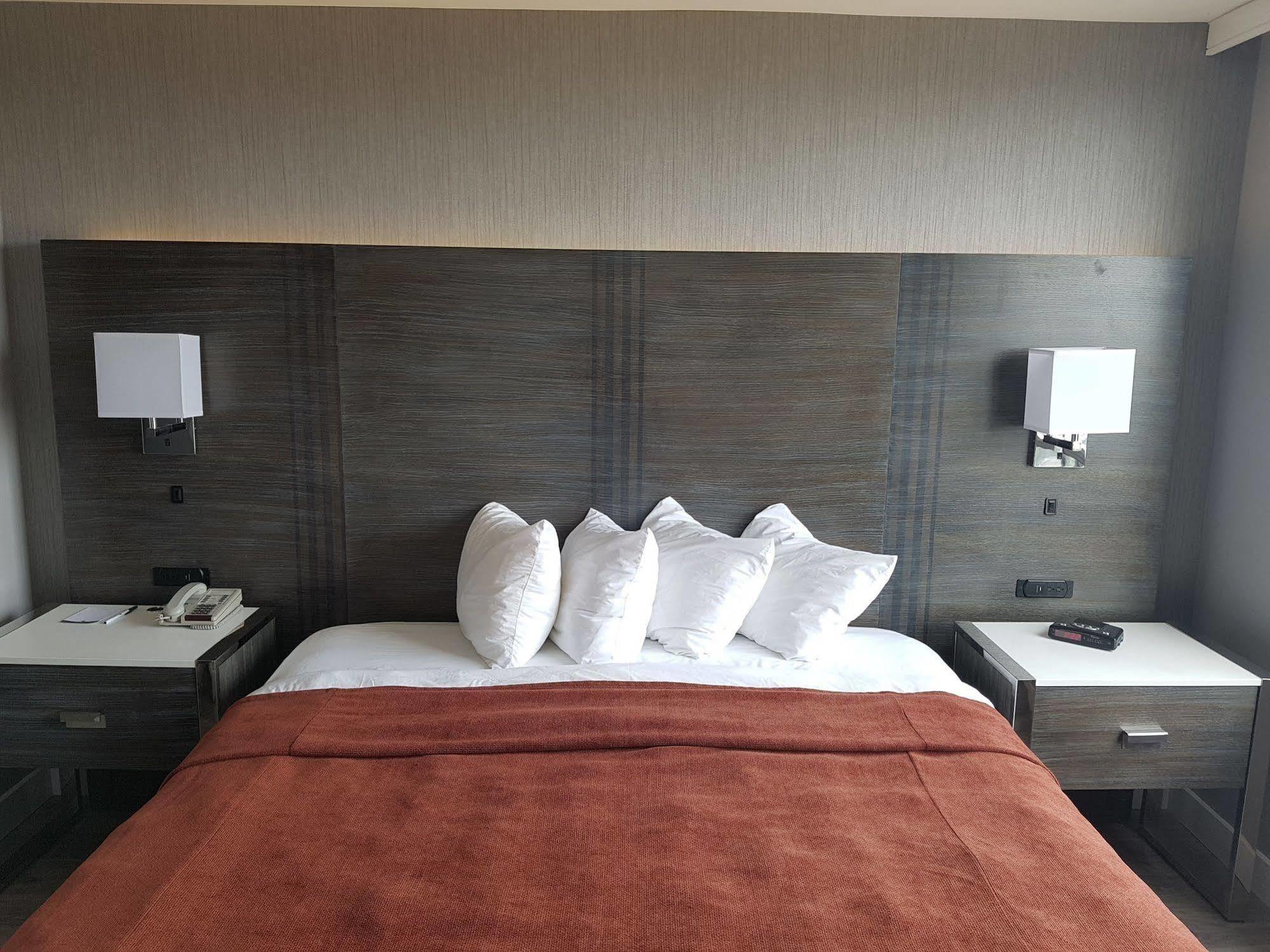 Embassy Suites By Hilton Toronto Airport Экстерьер фото